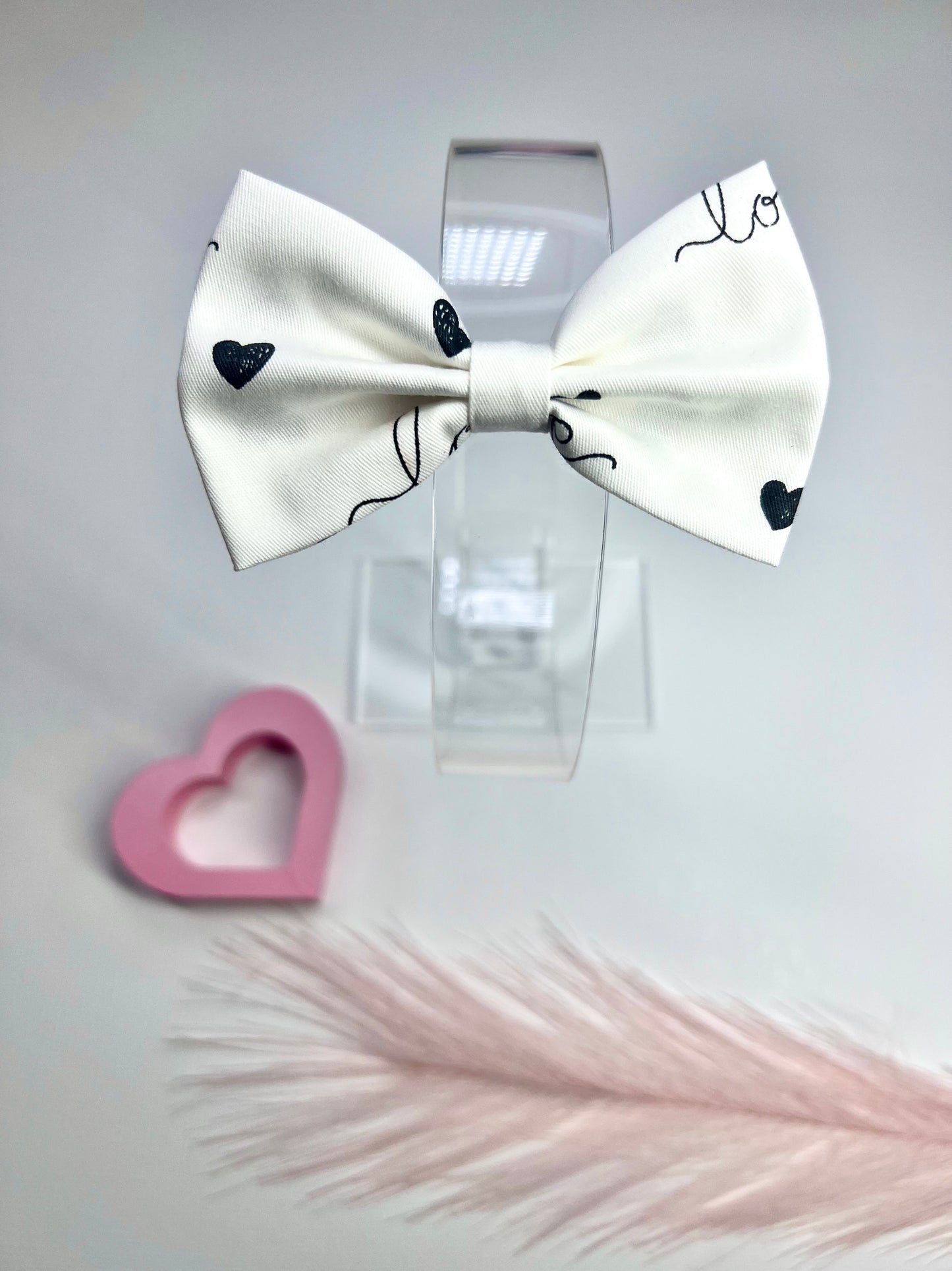 Celebrate love in style with our adorable Valentine’s hair bows! ❤️✨ Secure clips with rubber grips for little ones on the move. Perfect for adding a sweet touch to any outfit!