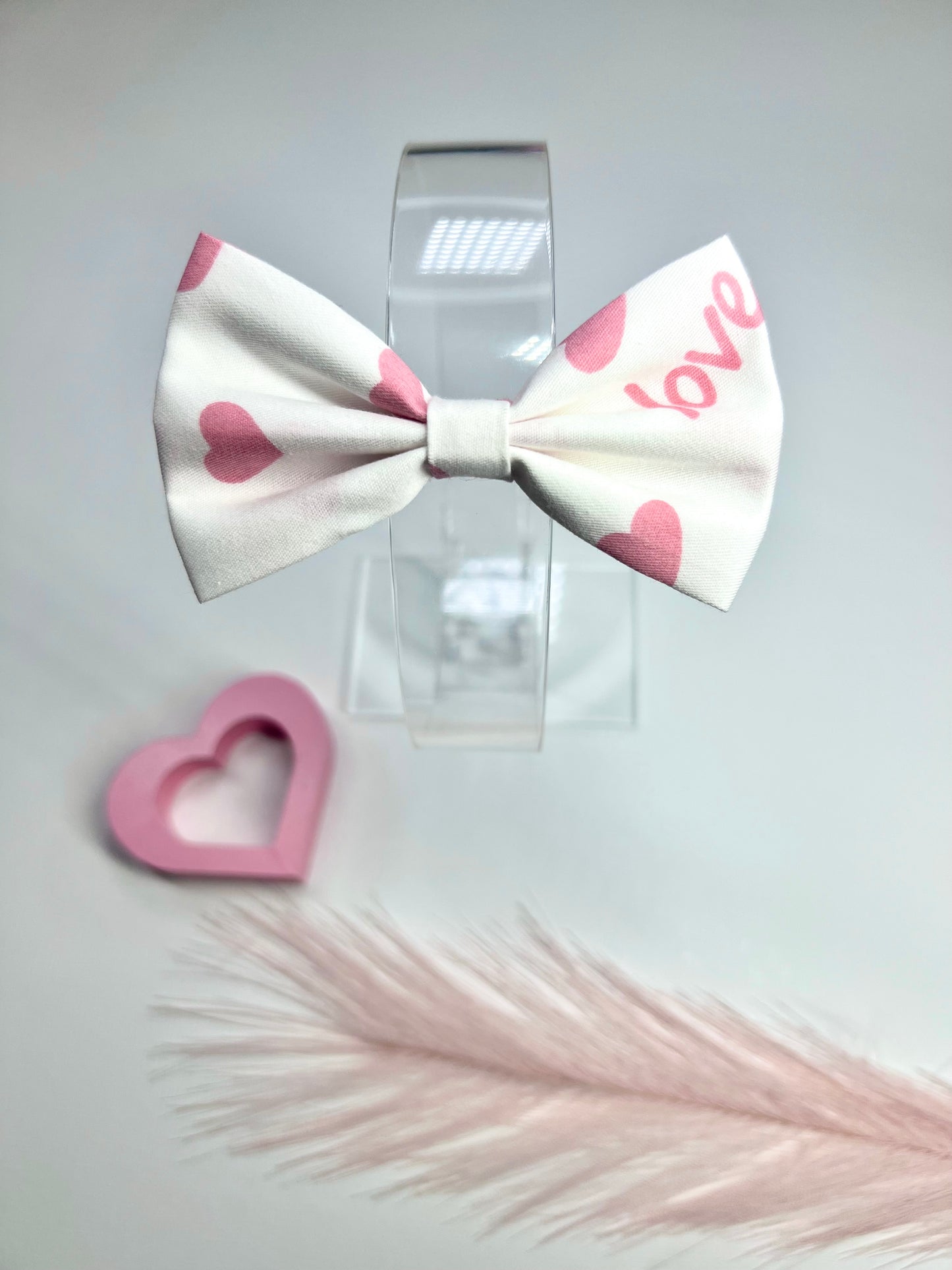 Celebrate love in style with our adorable Valentine’s hair bows! ❤️✨ Secure clips with rubber grips for little ones on the move. Perfect for adding a sweet touch to any outfit!