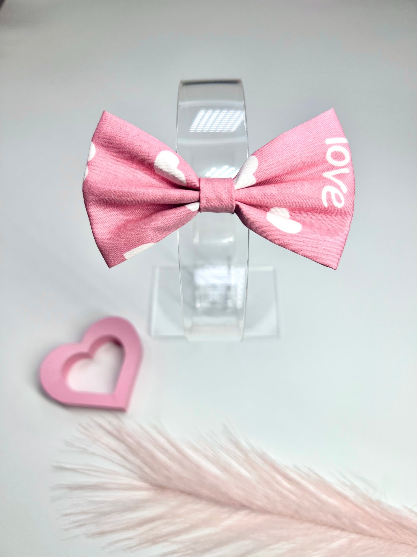 Celebrate love in style with our adorable Valentine’s hair bows! ❤️✨ Secure clips with rubber grips for little ones on the move. Perfect for adding a sweet touch to any outfit!