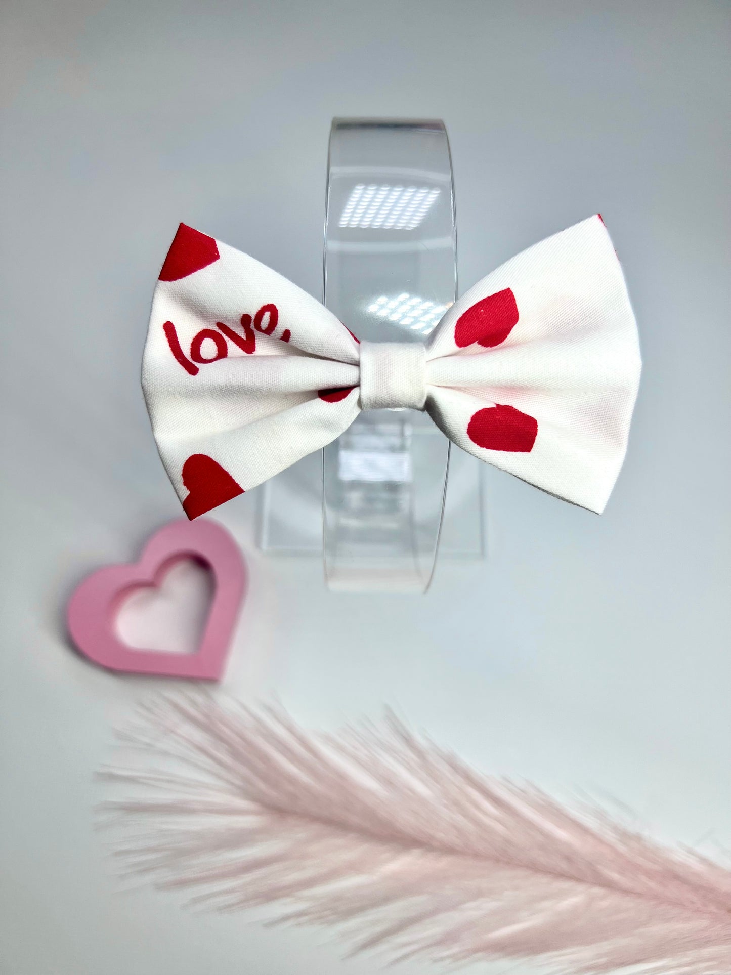 Celebrate love in style with our adorable Valentine’s hair bows! ❤️✨ Secure clips with rubber grips for little ones on the move. Perfect for adding a sweet touch to any outfit!