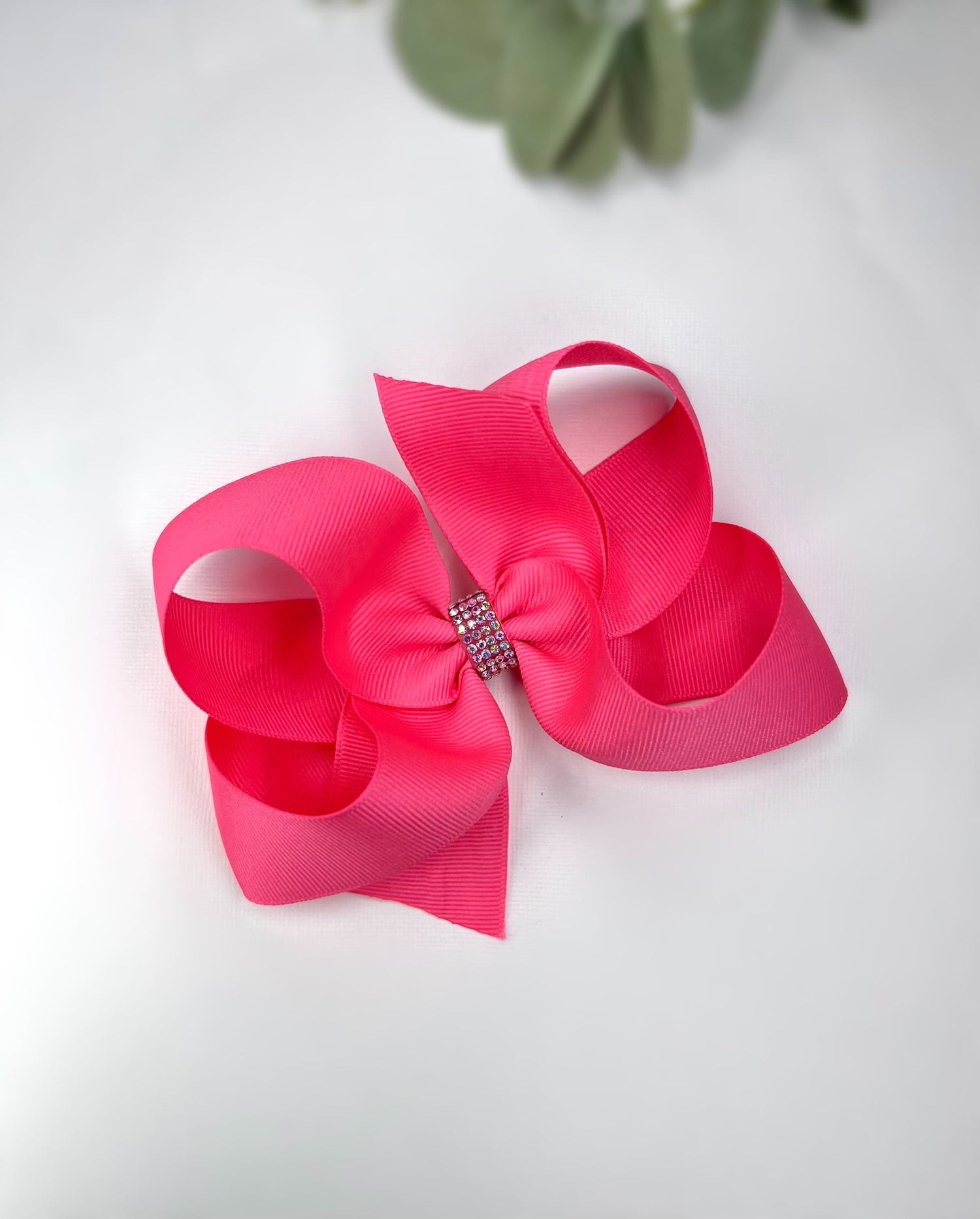 💖 Bold, bright, and absolutely dazzling! Add a pop of glam to any outfit with this stunning pink bow. ✨🎀 Hair Clips