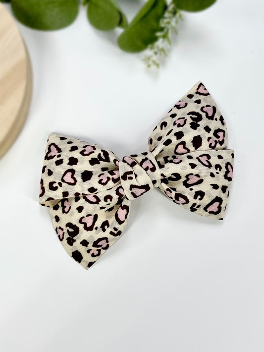 Bold and beautiful! These chic prints bring a touch of wild and whimsical to your little one’s accessories. Girls Hair Clips 🌸✨