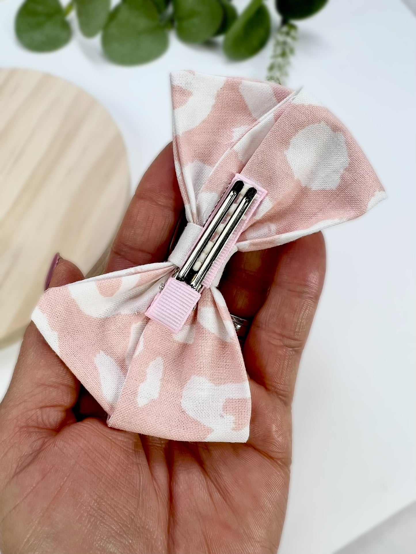 Style meets sustainability! 🌿 These organic cotton hair bows are the perfect blend of elegance and comfort. Available in 5 chic colors, they’re ideal for any occasion.